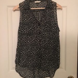 Sleeveless black and white speckled button down.